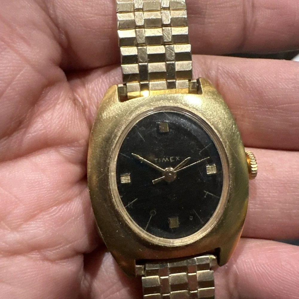 Working Vintage‎ 1970s TIMEX Women's 30mm Black Face Oval Mechanical Watch Gold